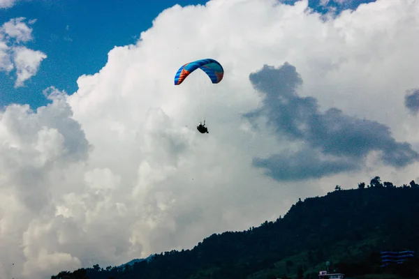 Pokhara Nepal Oktober 2018 Ansicht Eines Gleitschirmpiloten Landung Vor Dem — Stockfoto