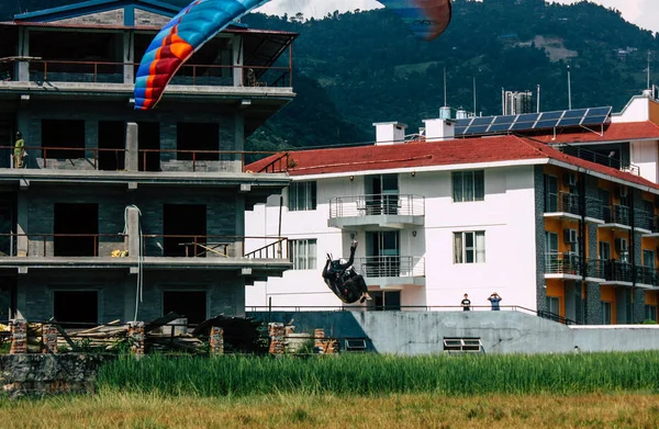Pokhara Nepál Október 2018 Ban Kilátás Egy Siklóernyős Pilóta Leszállás — Stock Fotó
