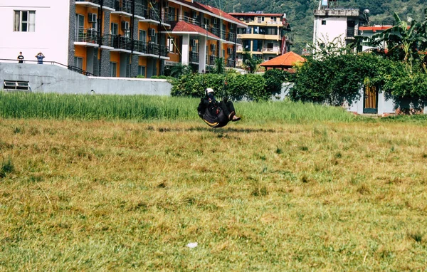 Pokhara Nepal Oktober 2018 Visa Skärmflygning Pilot Landning Front Phewa — Stockfoto