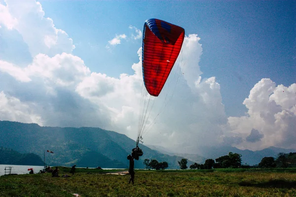 Pokhara Nepálu Října 2018 Pohled Přední Pilotní Přistání Paraglidingu Phewa — Stock fotografie