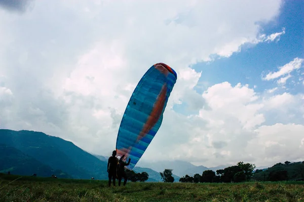 博卡拉尼泊尔2018年10月6日费瓦湖的滑翔伞飞行员着陆前的景色 — 图库照片