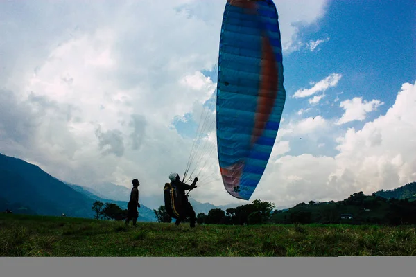 Nepal Pokhara 6 Ekim 2018 görüntülemek bir yamaç paraşütü pilot iniş ön Pokhara Phewa Gölü