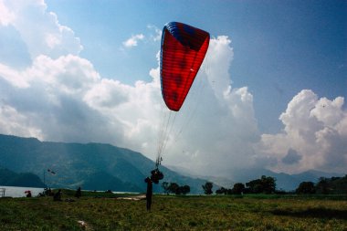 Nepal Pokhara 6 Ekim 2018 görüntülemek bir yamaç paraşütü pilot iniş ön Pokhara Phewa Gölü