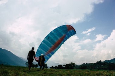 Nepal Pokhara 6 Ekim 2018 görüntülemek bir yamaç paraşütü pilot iniş ön Pokhara Phewa Gölü