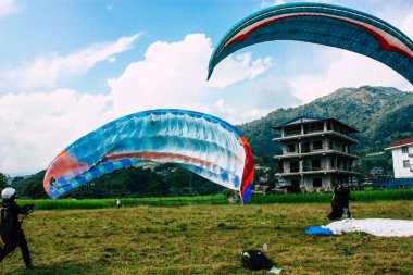 Nepal Pokhara 6 Ekim 2018 görüntülemek bir yamaç paraşütü pilot iniş ön Pokhara Phewa Gölü