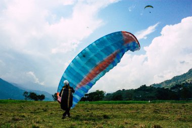 Nepal Pokhara 6 Ekim 2018 görüntülemek bir yamaç paraşütü pilot iniş ön Pokhara Phewa Gölü
