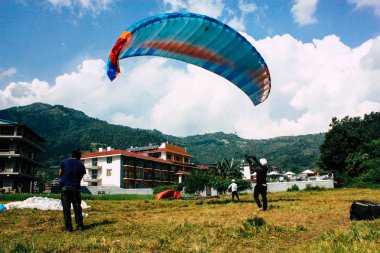 Nepal Pokhara 6 Ekim 2018 görüntülemek bir yamaç paraşütü pilot iniş ön Pokhara Phewa Gölü