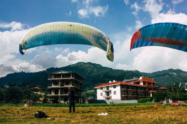 Nepal Pokhara 6 Ekim 2018 görüntülemek bir yamaç paraşütü pilot iniş ön Pokhara Phewa Gölü
