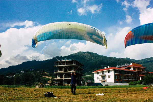 Pokhara Nepál Október 2018 Ban Kilátás Egy Siklóernyős Pilóta Leszállás — Stock Fotó