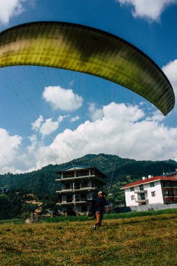 Nepal Pokhara 6 Ekim 2018 görüntülemek bir yamaç paraşütü pilot iniş ön Pokhara Phewa Gölü