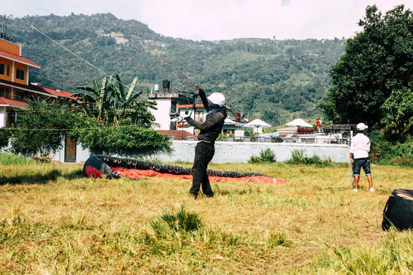 Pokhara Nepal October 2018 View Paragliding Pilot Landing Front Phewa — Stock Photo, Image