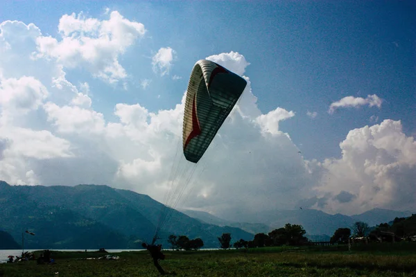 Pokhara Nepal Outubro 2018 Vista Piloto Parapente Pousando Frente Lago — Fotografia de Stock