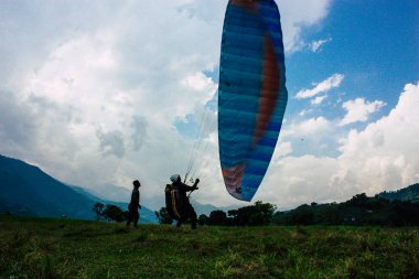 Nepal Pokhara 6 Ekim 2018 görüntülemek bir yamaç paraşütü pilot iniş ön Pokhara Phewa Gölü