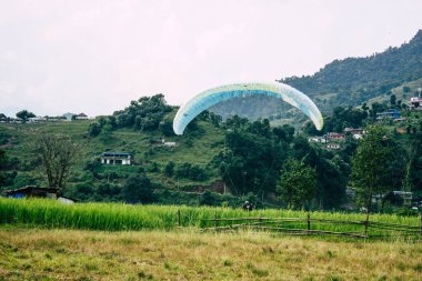 Nepal Pokhara 6 Ekim 2018 görüntülemek bir yamaç paraşütü pilot iniş ön Pokhara Phewa Gölü