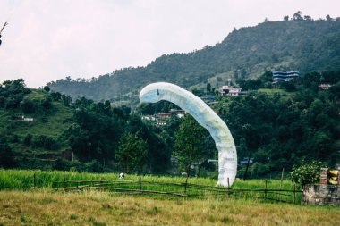 Nepal Pokhara 6 Ekim 2018 görüntülemek bir yamaç paraşütü pilot iniş ön Pokhara Phewa Gölü