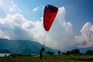 Nepal Pokhara 6 Ekim 2018 görüntülemek bir yamaç paraşütü pilot iniş ön Pokhara Phewa Gölü