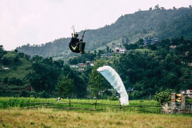 Nepal Pokhara 6 Ekim 2018 görüntülemek bir yamaç paraşütü pilot iniş ön Pokhara Phewa Gölü