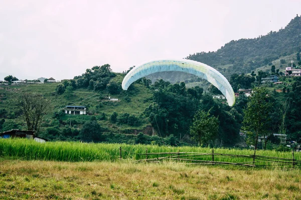 Pokhara Nepál Október 2018 Ban Kilátás Egy Siklóernyős Pilóta Leszállás — Stock Fotó