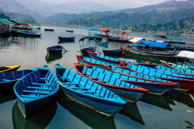 Pokhara Nepal 9 Ekim 2018 renkli ve geleneksel Nepal görünümünü tekne Phewa Gölü Pokhara at sabah