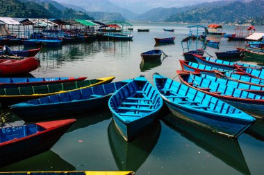 Pokhara Nepal 9 Ekim 2018 renkli ve geleneksel Nepal görünümünü tekne Phewa Gölü Pokhara at sabah