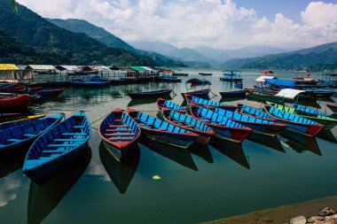 Pokhara Nepal 9 Ekim 2018 renkli ve geleneksel Nepal görünümünü tekne Phewa Gölü Pokhara at sabah