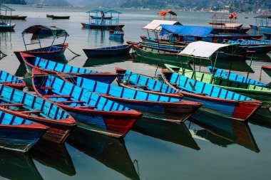 Pokhara Nepal 9 Ekim 2018 renkli ve geleneksel Nepal görünümünü tekne Phewa Gölü Pokhara at sabah