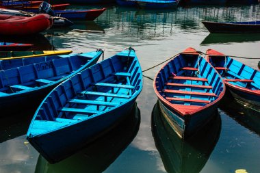 Pokhara Nepal 9 Ekim 2018 renkli ve geleneksel Nepal görünümünü tekne Phewa Gölü Pokhara at sabah