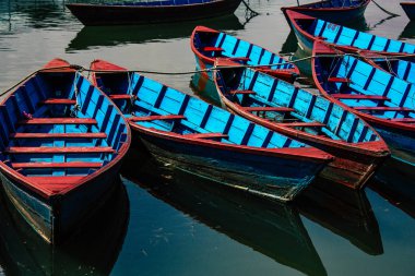 Pokhara Nepal 9 Ekim 2018 renkli ve geleneksel Nepal görünümünü tekne Phewa Gölü Pokhara at sabah