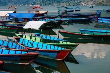 Pokhara Nepal 9 Ekim 2018 renkli ve geleneksel Nepal görünümünü tekne Phewa Gölü Pokhara at sabah