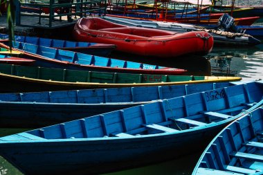 Pokhara Nepal 9 Ekim 2018 renkli ve geleneksel Nepal görünümünü tekne Phewa Gölü Pokhara at sabah