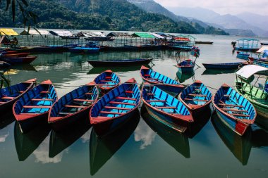 Pokhara Nepal 9 Ekim 2018 renkli ve geleneksel Nepal görünümünü tekne Phewa Gölü Pokhara at sabah
