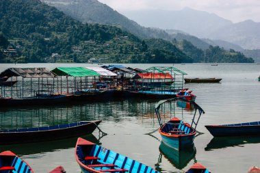 Pokhara Nepal 9 Ekim 2018 renkli ve geleneksel Nepal görünümünü tekne Phewa Gölü Pokhara at sabah