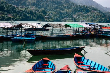 Pokhara Nepal 9 Ekim 2018 renkli ve geleneksel Nepal görünümünü tekne Phewa Gölü Pokhara at sabah