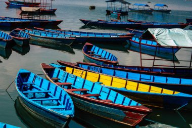 Pokhara Nepal 9 Ekim 2018 renkli ve geleneksel Nepal görünümünü tekne Phewa Gölü Pokhara at sabah