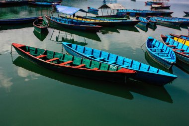 Pokhara Nepal 9 Ekim 2018 renkli ve geleneksel Nepal görünümünü tekne Phewa Gölü Pokhara at sabah