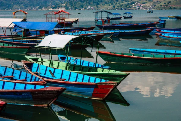 Pokhara Nepál Október 2018 Ban Kilátás Színes Hagyományos Nepáli Csónakok — Stock Fotó
