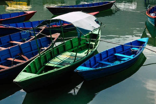 Pokhara Nepal Octubre 2018 Vista Los Coloridos Tradicionales Barcos Nepaleses — Foto de Stock