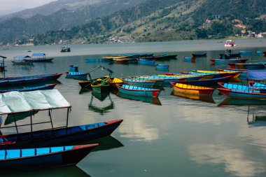Pokhara Nepal 9 Ekim 2018 renkli ve geleneksel Nepal görünümünü tekne Phewa Gölü Pokhara at sabah