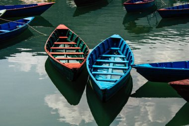 Pokhara Nepal 9 Ekim 2018 renkli ve geleneksel Nepal görünümünü tekne Phewa Gölü Pokhara at sabah