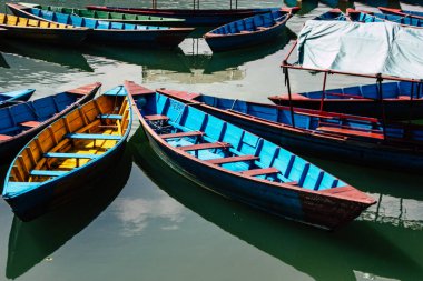 Pokhara Nepal 9 Ekim 2018 renkli ve geleneksel Nepal görünümünü tekne Phewa Gölü Pokhara at sabah