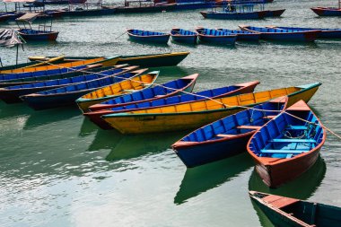 Pokhara Nepal 9 Ekim 2018 renkli ve geleneksel Nepal görünümünü tekne Phewa Gölü Pokhara at sabah