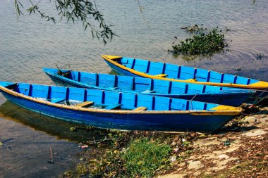 Pokhara Nepal 9 Ekim 2018 renkli ve geleneksel Nepal görünümünü tekne Phewa Gölü Pokhara at sabah