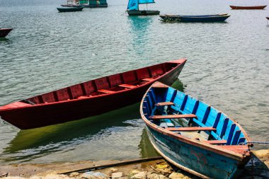 Pokhara Nepal 9 Ekim 2018 renkli ve geleneksel Nepal görünümünü tekne Phewa Gölü Pokhara at sabah