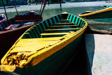 Pokhara Nepal 9 Ekim 2018 renkli ve geleneksel Nepal görünümünü tekne Phewa Gölü Pokhara at sabah