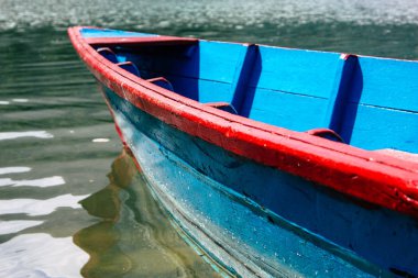 Pokhara Nepal 9 Ekim 2018 renkli ve geleneksel Nepal görünümünü tekne Phewa Gölü Pokhara at sabah