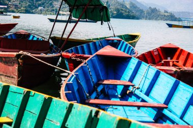 Pokhara Nepal 9 Ekim 2018 renkli ve geleneksel Nepal görünümünü tekne Phewa Gölü Pokhara at sabah