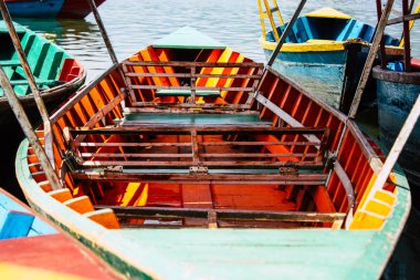 Pokhara Nepal 9 Ekim 2018 renkli ve geleneksel Nepal görünümünü tekne Phewa Gölü Pokhara at sabah