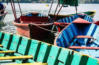 Pokhara Nepal 9 Ekim 2018 renkli ve geleneksel Nepal görünümünü tekne Phewa Gölü Pokhara at sabah