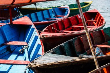 Pokhara Nepal 9 Ekim 2018 renkli ve geleneksel Nepal görünümünü tekne Phewa Gölü Pokhara at sabah