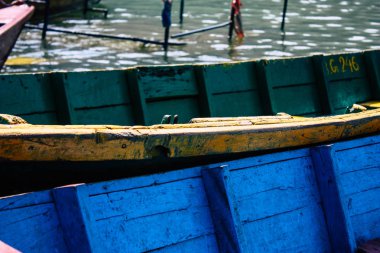 Pokhara Nepal 9 Ekim 2018 renkli ve geleneksel Nepal görünümünü tekne Phewa Gölü Pokhara at sabah